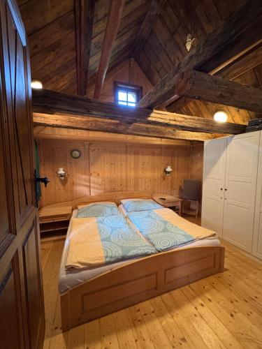 Postel nebo postele na pokoji v ubytování Ferienhaus Fischerhütte Rassis Feriendorf Donnersbachwald