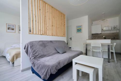 une chambre avec un lit et une table et une cuisine dans l'établissement Le Nid Douillet - Appart 2-4P vieux Boulogne, à Boulogne-sur-Mer