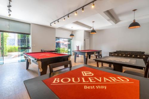 a room with pool tables and ping pong balls at Boulevard Beach Canasvieiras Hotel in Florianópolis