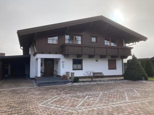 Το κτήριο όπου στεγάζεται  το διαμέρισμα