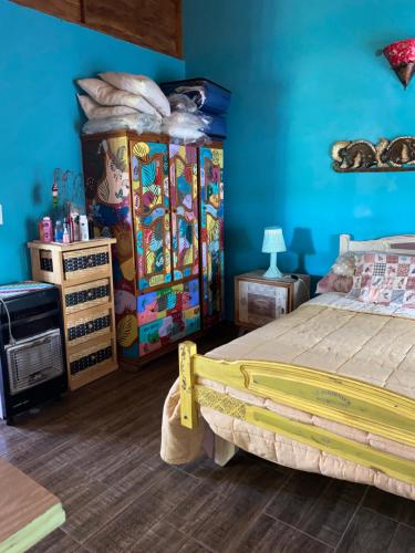 a bedroom with a bed and a blue wall at Vientos de mar in Mar del Tuyú