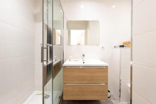 une salle de bain blanche avec un lavabo et une douche dans l'établissement LE CONCORDIA Studio mignon avec une grande et belle terrasse, en plein cœur du centre-ville, à Cannes