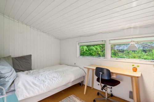 Ένα ή περισσότερα κρεβάτια σε δωμάτιο στο Cozy House On Helgenæs With A View Over The Natural Landscape