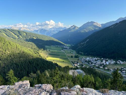 a view of a valley in the mountains at Appartement duplex pied des pistes et parking couvert in Arvieux