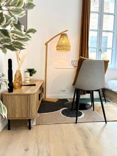 - un salon avec une chaise et un bureau dans l'établissement L'intime Saint Pierre - Paisible - Centre ville, à Toulouse