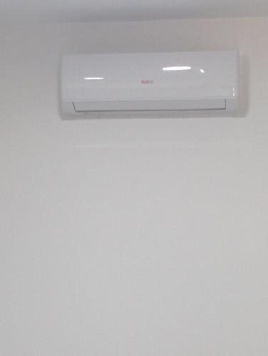 a white air conditioner on a ceiling at Planinska Kuca "KABLAR" Jahorina in Ćetinište