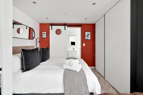 Postel nebo postele na pokoji v ubytování ELLA - Chic Studio Living in Central Cape Town