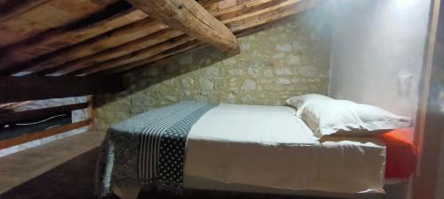 a bedroom with a bed in a room at Guesthouse Nicol in Collelungo