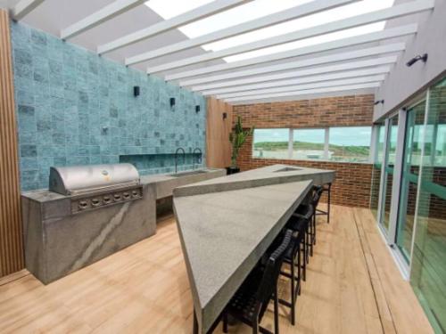 une cuisine avec un comptoir et un grill dans une pièce dans l'établissement Apto Studio 514 no RN Studio Premium em Maceió, à Maceió