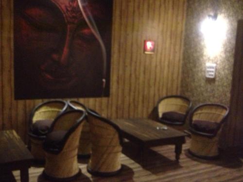 une pièce avec des chaises, une télévision et une table dans l'établissement Shannu's Ranch Inn, à Pushkar