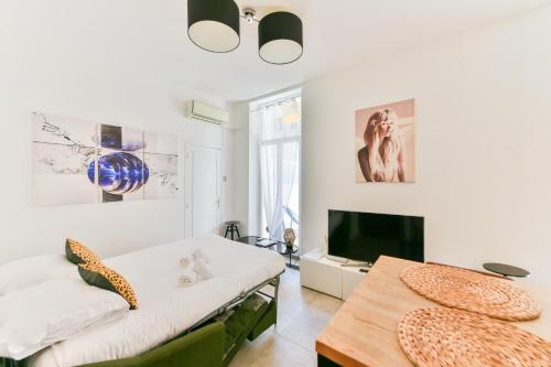 un salon avec un canapé et une table dans l'établissement LE CONCORDIA Studio mignon avec une grande et belle terrasse, en plein cœur du centre-ville, à Cannes