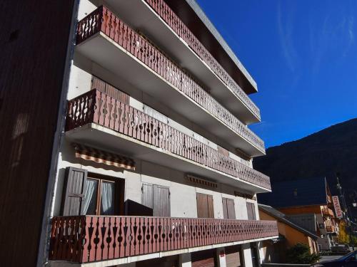 un bâtiment avec des balcons sur le côté dans l'établissement Appartement cosy 4 pers avec mezzanine, balcon exposé sud, WiFi, centre Valloire, près des remontées - FR-1-263-27, à Valloire