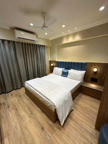 Postel nebo postele na pokoji v ubytování Rudraya Homes - Cozy Premium Serviced Apartments Khar - next to Bandra