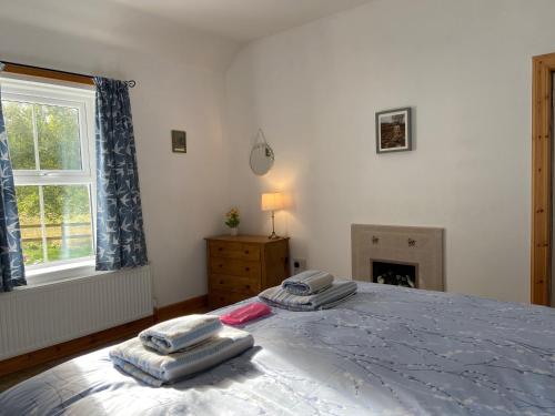 Ένα ή περισσότερα κρεβάτια σε δωμάτιο στο Dalvey Ploughmans Cottage