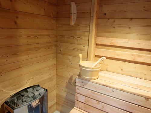 un intérieur en bois d'un sauna avec un seau dans l'établissement Appartement 3 pièces 4 pers, 3 étoiles, Exposé Sud avec Terrasse - Valloire, à Proximité des Pistes - FR-1-263-338, à Valloire