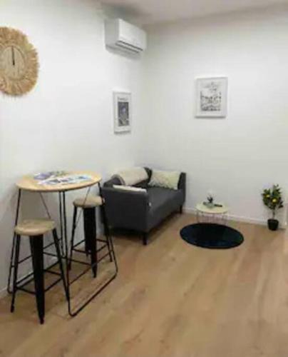 un salon avec un canapé et une table dans l'établissement Coquet T2 proche de la Mairie, à Sète