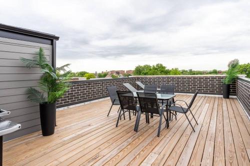 Gallery image of Large 2-Bedroom with Huge Roof Deck view of Chicago Skyline in Chicago