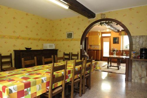 une cuisine et une salle à manger avec une table et des chaises dans l'établissement La garenne, à Éguilly-sous-Bois
