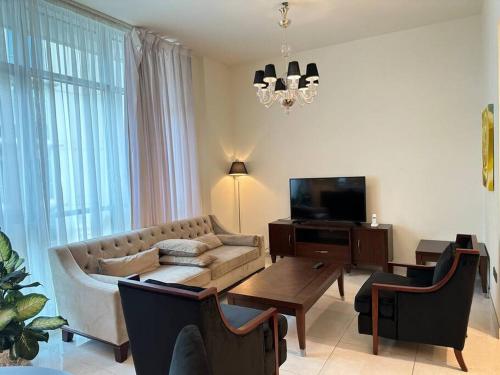 TV a/nebo společenská místnost v ubytování Stunning 1-Bedroom in The Polo Residence, Meydan