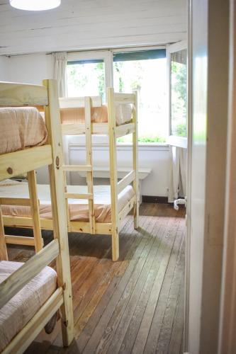 a room with two bunk beds and a window at Hostel Tandil in Tandil