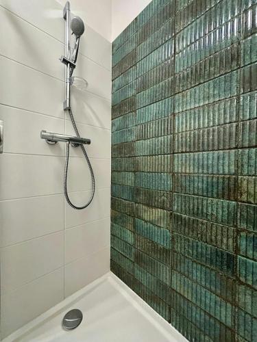 La salle de bains est pourvue d'une douche et d'une paroi en verre. dans l'établissement Ô Berges Garonne, à Toulouse