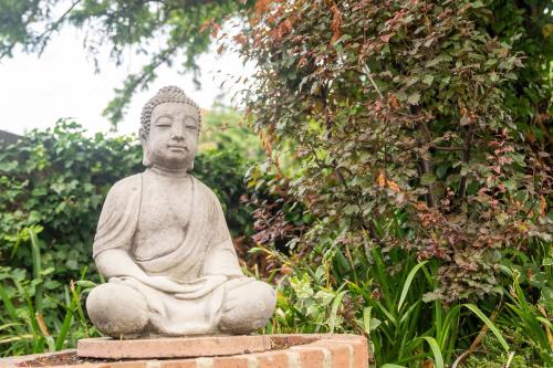 a statue sitting on top of a brick wall at Marlborough House - Guest House in Oxford