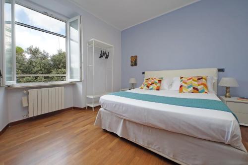 a bedroom with a large bed and a large window at YCH-Luminoso appartamento nel cuore di Testaccio in Rome