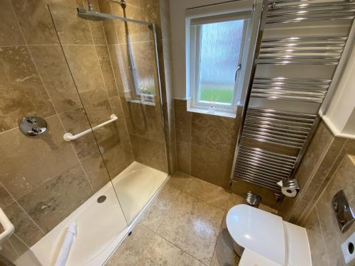 Ένα μπάνιο στο Luxurious 4 Bedroom New England Style Villa - Trewhiddle Villa 30