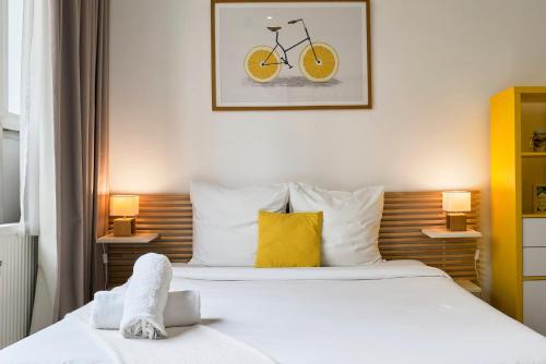 - une chambre avec un lit et un vélo sur le mur dans l'établissement Lille gares studio avec parking sécurisé, à Lille
