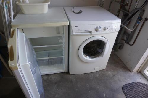 a washer and dryer sitting next to a counter at Kustverhuur, Vakantiepark Fort Soleil 52 in Breskens