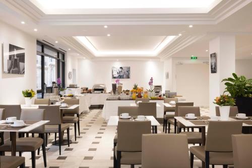 a dining room with tables and chairs at Hôtel De Castiglione in Paris
