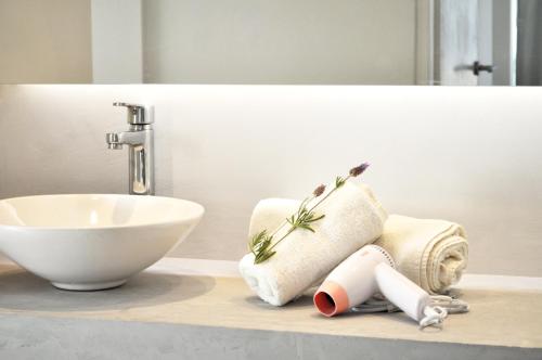 a bathroom counter with a sink and a sink at Be mas apartamentos boutique Valeria del Mar in Valeria del Mar