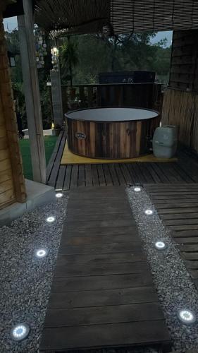 a wooden deck with a tub in a building at Casa kintsugi in Masquefa