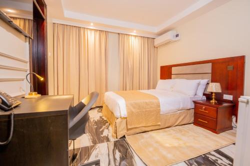 Кровать или кровати в номере The Grandville Manor Hotel