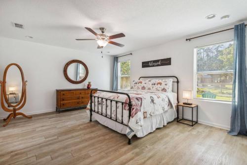a bedroom with a bed and a ceiling fan at Herbalist Farm in Jacksonville