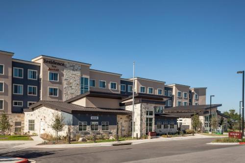 an empty street in front of a building at Residence Inn by Marriott Austin Lake Austin/River Place in Four Points
