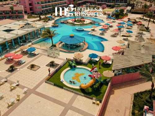 Bazén v ubytování MG Alexander The Great Hotel nebo v jeho okolí