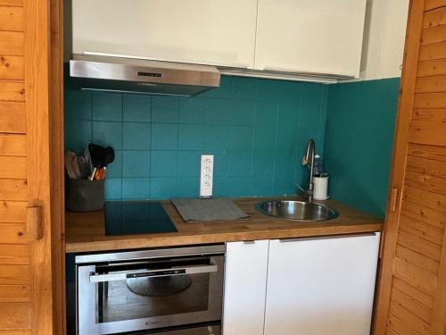 une cuisine avec un évier et un plan de travail dans l'établissement Appartement 2 pièces cabine 3* pour 6 pers avec piscine, balcon et parking privé, proche télésiège - FR-1-263-408, à Valloire