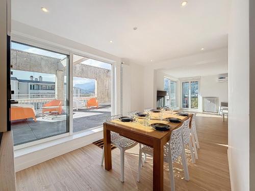 une salle à manger avec une table et des chaises en bois dans l'établissement Penthouse, Terrasse vue Montagne, à Grenoble