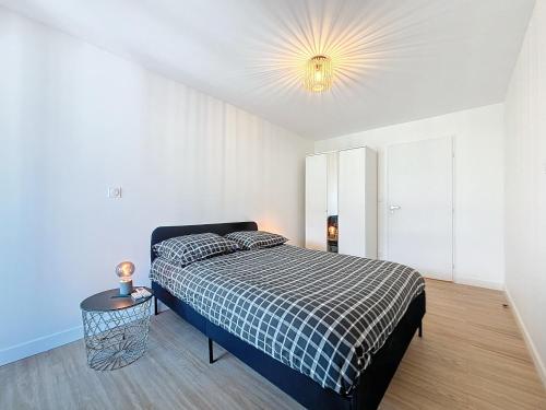 une chambre avec un lit dans une pièce blanche dans l'établissement Penthouse, Terrasse vue Montagne, à Grenoble