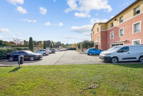 a bunch of cars parked in a parking lot at Hôtel AKENA Chateaurenard - Parc des Expositions Avignon in Châteaurenard