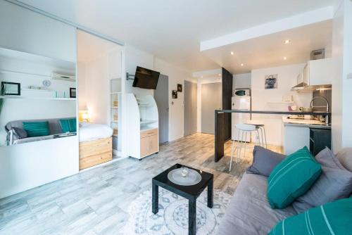 - un salon avec un canapé et une petite table dans l'établissement LE ROYAL Studio adorable avec terrasse, parfait pour les couples et à deux pas de la Croisette, à Cannes