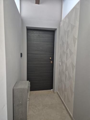 a garage door in a room with a toilet at Attico Solaris in Reggio Calabria