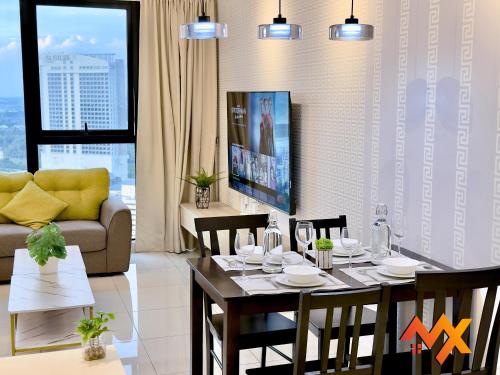 a living room with a table and a couch at MidValley Southkey Mosaic 6-9pax Netflix-SmartTV70inch in Johor Bahru