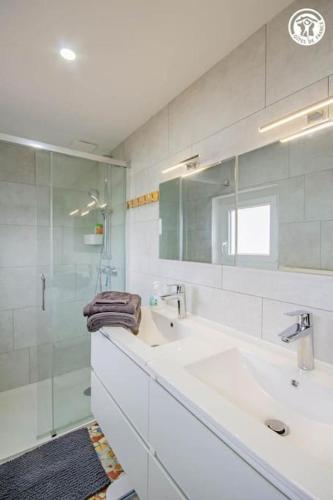 une salle de bain avec un lavabo et une douche en verre dans l'établissement L'Albatros, Villa de charme familiale classée 3 étoiles, à Paray-le-Monial