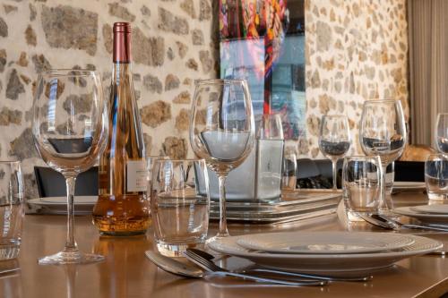 - une table avec des verres à vin et une bouteille de vin dans l'établissement DUPLEX 145m Private Terrace and Elevator, à Cannes