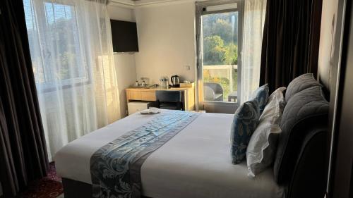 a bedroom with a large bed with a large window at hotel whiteswan in Ehnen