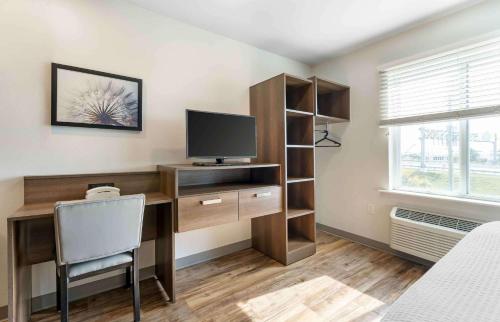Телевизор и/или развлекательный центр в Extended Stay America Select Suites - Orlando - Airport