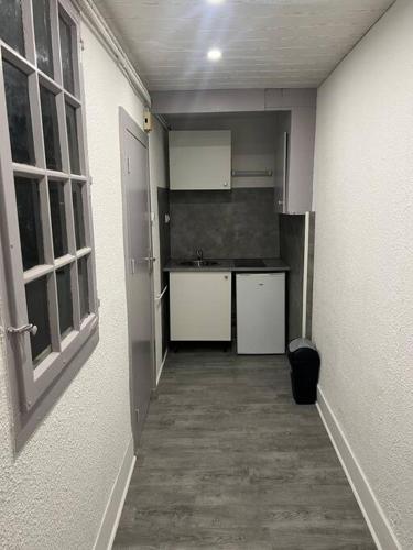 - un couloir d'une cuisine avec évier et comptoir dans l'établissement Studio du Japon, à Montbéliard