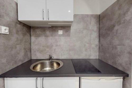 - une cuisine avec un évier sur un comptoir dans l'établissement Studio du Japon, à Montbéliard